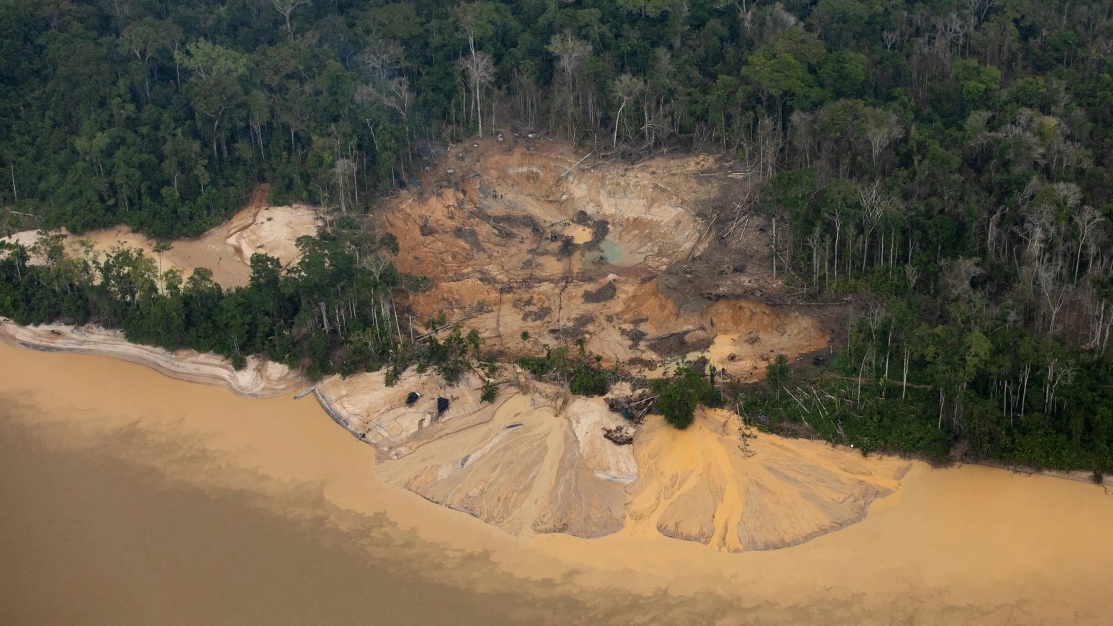 Illegal gold mining in the Uraricoera river in Yanomami Territory, January 2022