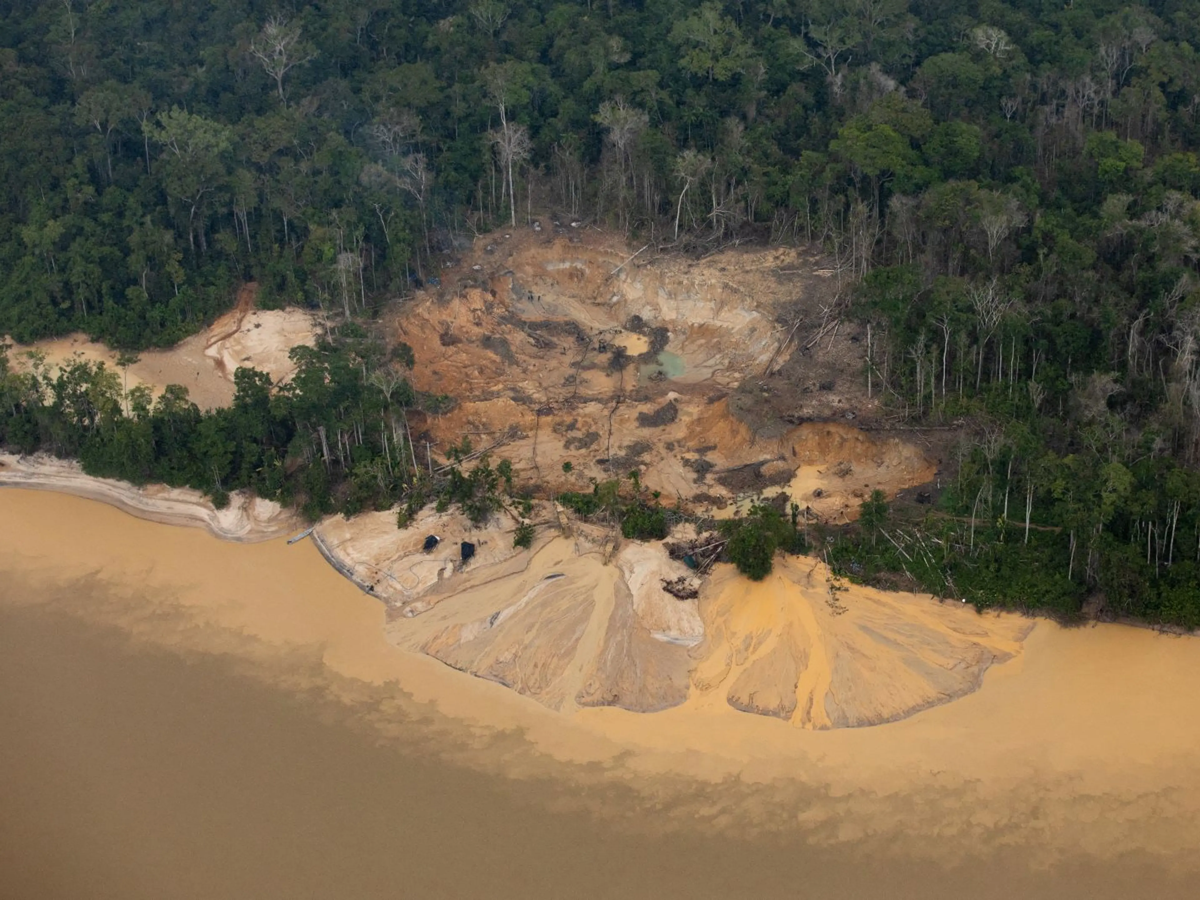 Illegal gold mining in the Uraricoera river in Yanomami Territory, January 2022