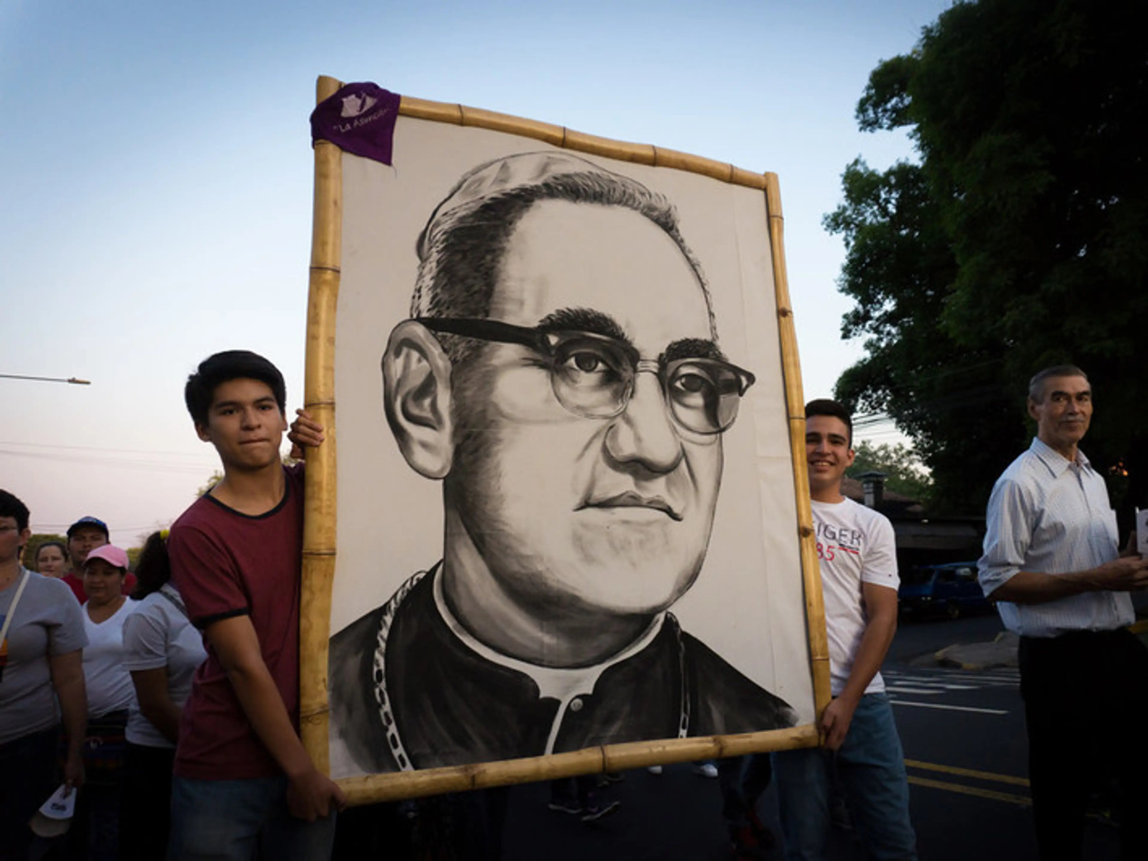 San Salvadorans mark the 37th anniversary of Romero’s martyrdom with a candlelit procession